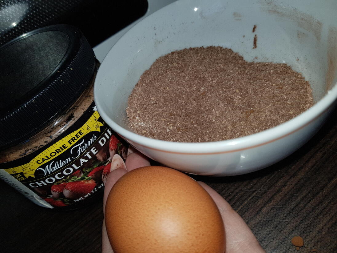 PRZEPIS: Mugcake kokosowo-czekoladowy z malinami